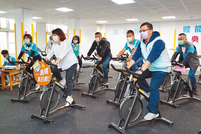 嘉義市嘉北國小體能訓練室啟用，市長黃敏惠（前排中）體驗騎飛輪。（廖素慧攝）