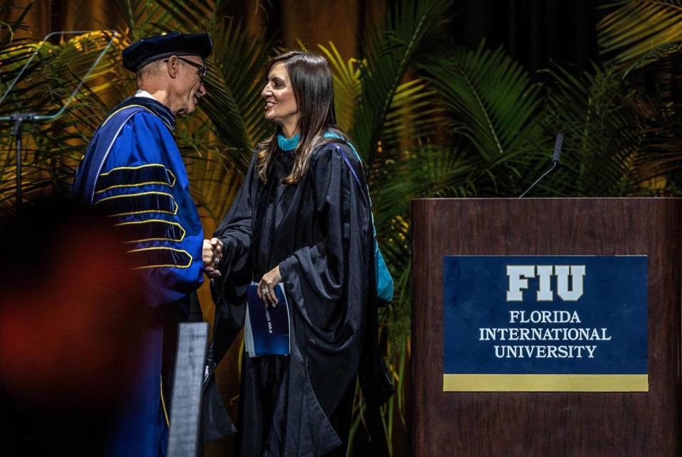 La vicegobernadora de la Florida Jeanette Nuñez saludando al sexto presidente de FIU Kenneth Jessell durante su ceremonia de investidura en Ocean Bank Convocation Center, campus Modesto A. Maidique de la Universidad Internacional de la Florida (FIU), en Miami-Dade, el jueves 18 de mayo de 2023.