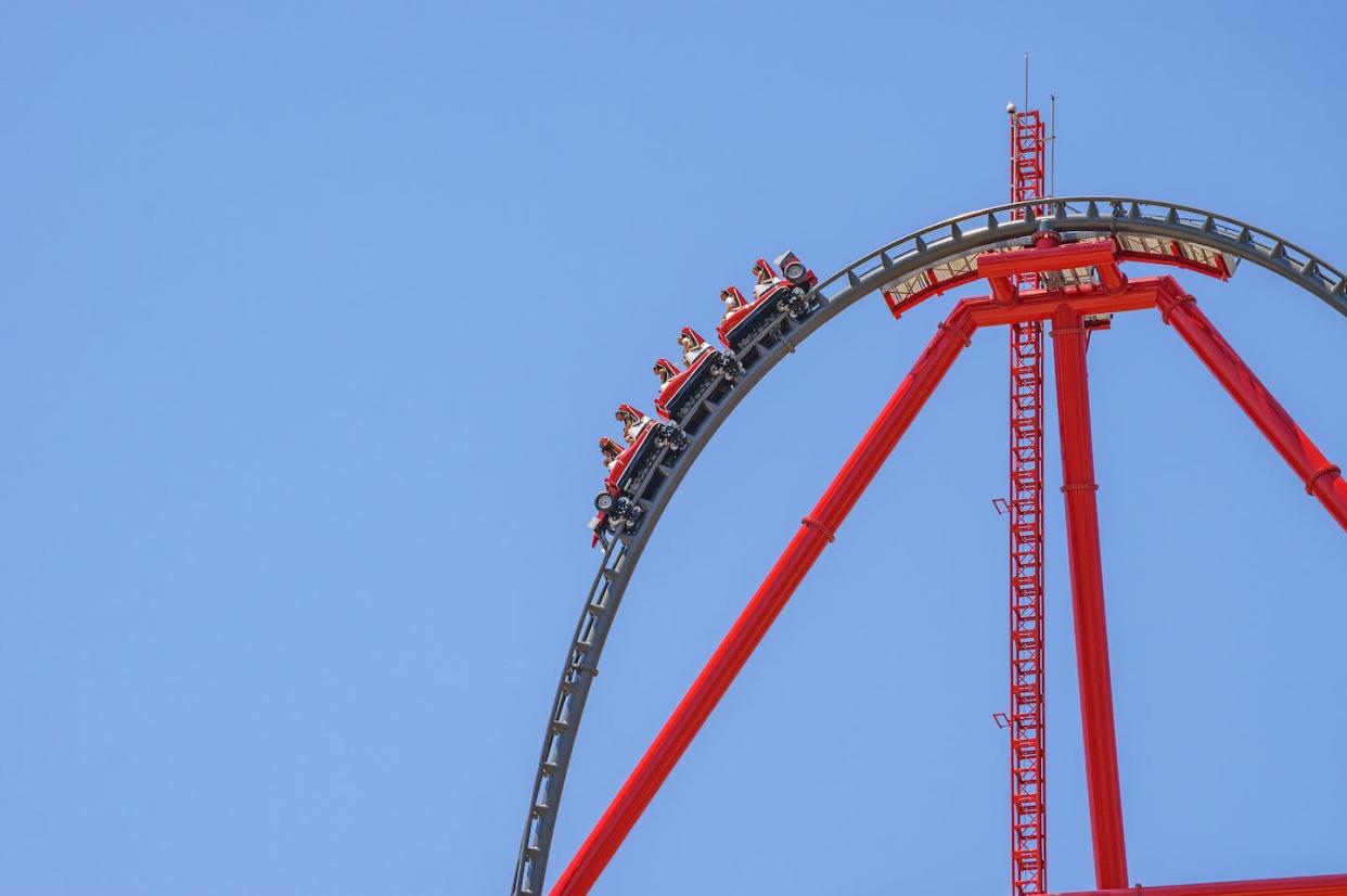 Montaña rusa en un parque temático. <a href="https://www.shutterstock.com/es/image-photo/catalonia-spain-june-2017-newest-theme-669469711" rel="nofollow noopener" target="_blank" data-ylk="slk:Shutterstock / Pit Stock;elm:context_link;itc:0;sec:content-canvas" class="link ">Shutterstock / Pit Stock</a>