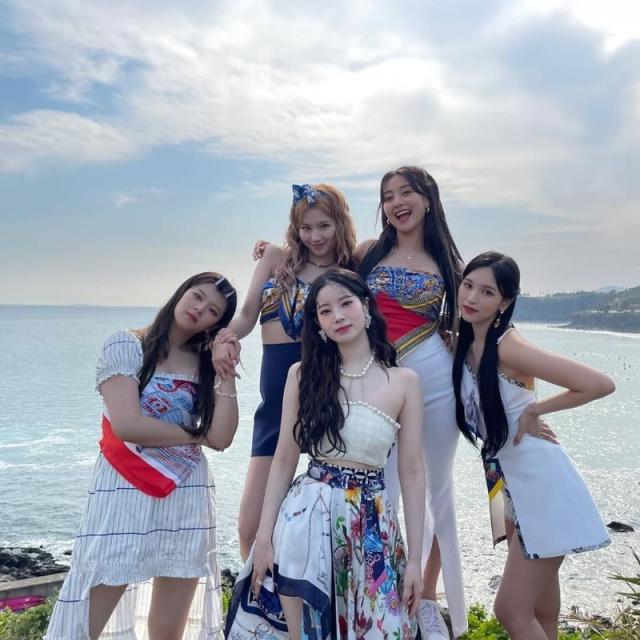 K-pop girl group TWICE aims for top of the Billboard