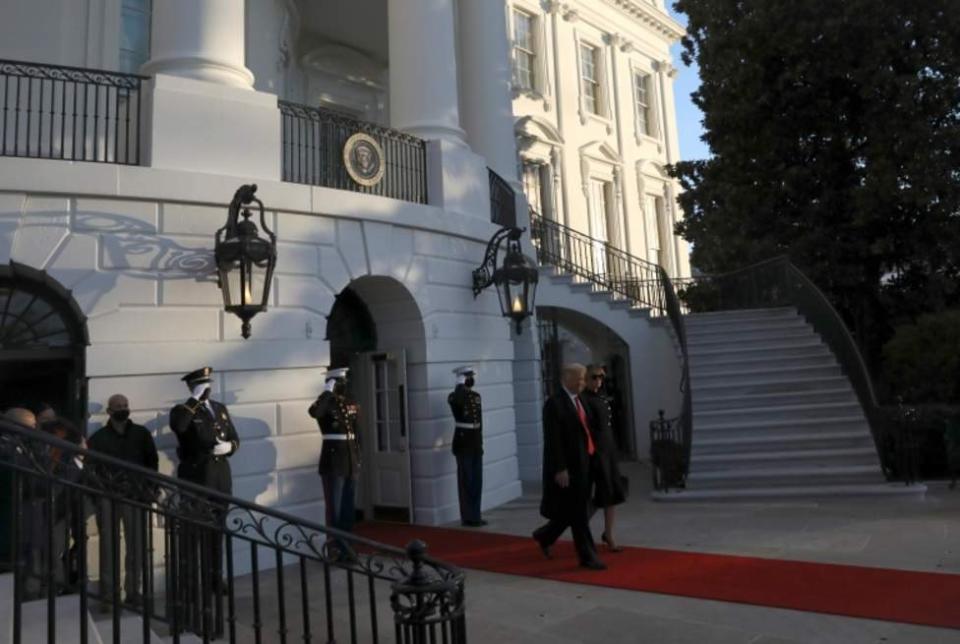 Donald y Melania Trump al momento de abandonar la Casa Blanca.