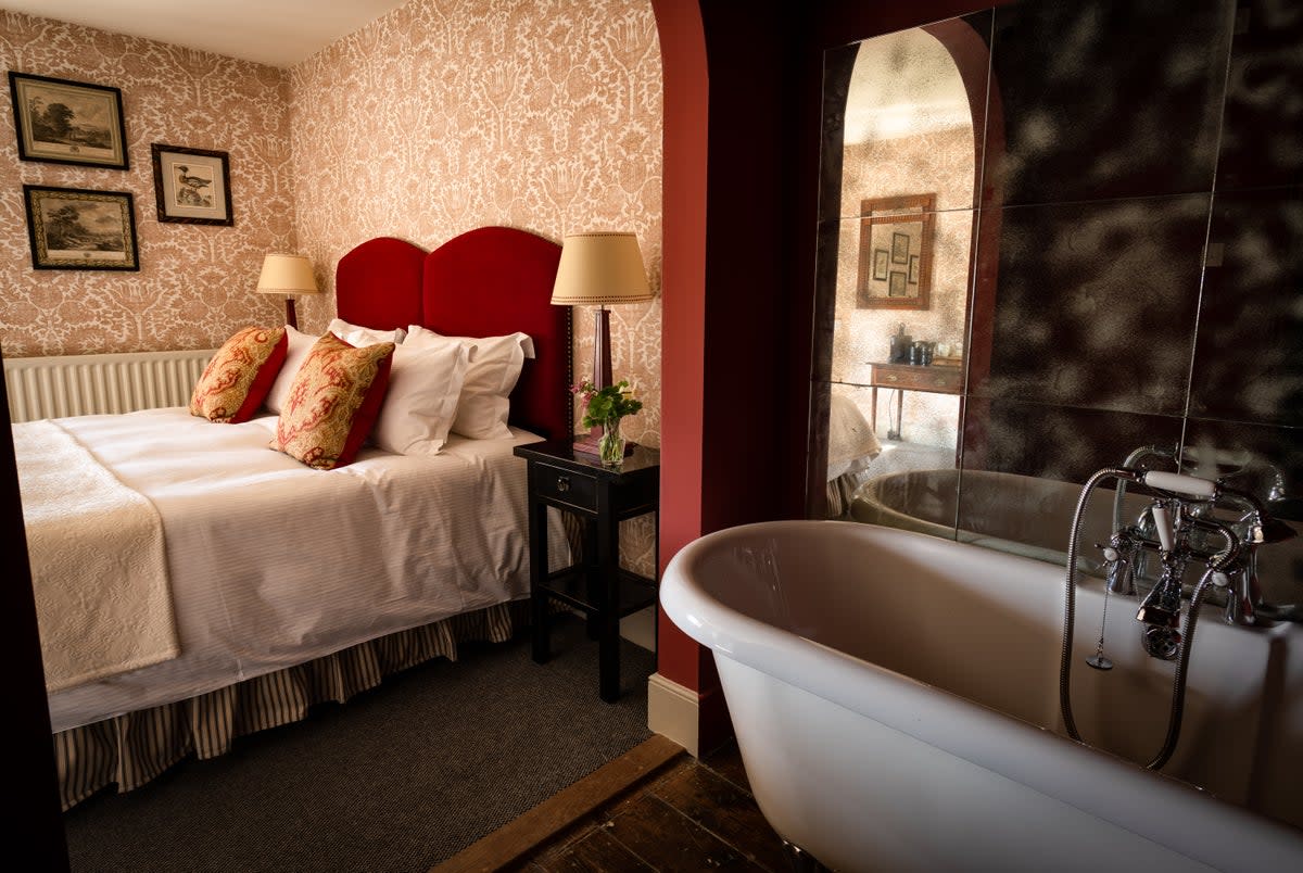 Stylish bedrooms feature antique furniture and artwork from the Lowther family’s collection (George & Dragon)