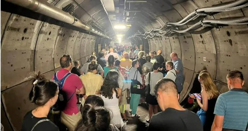 數百名旅客被困在海底隧道內。（圖／翻攝自推特）
