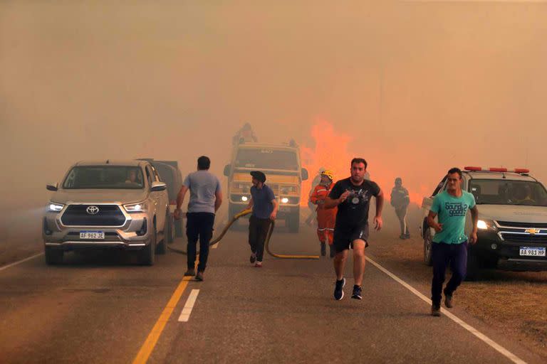 La gente trata de huir de los incendios en Villa Yacanto