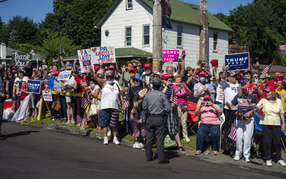 Algunos partidarios saludan al presidente Donald Trump a la llegada de su convoy en Old Forge, Pensilvania, el jueves 20 de agosto de 2020. (Doug Mills/The New York Times)