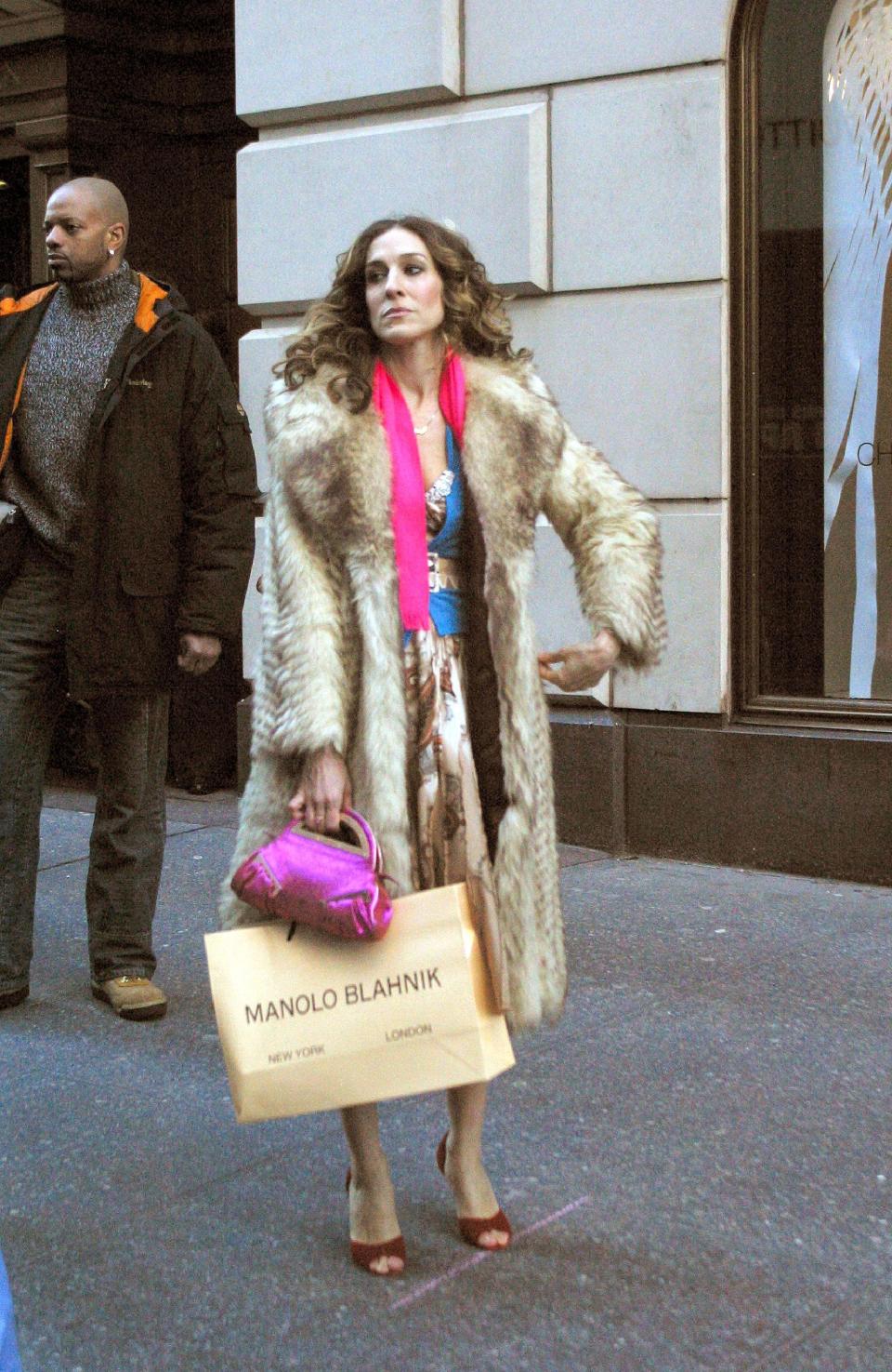 <p>In der Serie „Sex and the City“ wurde Manolo Blahnik der breiten Masse bekannt – das lag unter anderem an der Figur Carrie Bradshaw, gespielt von Sarah Jessica Parker, die es als ihr Hobby ansah, neue Manolo-Schuhe zu kaufen. (Bild: Wenn) </p>