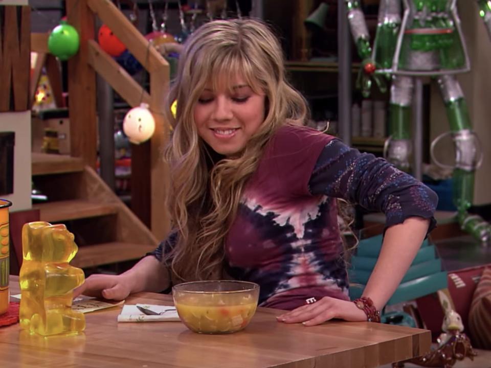 Jennette McCurdy as Sam on "iCarly," staring at a bowl of soup.