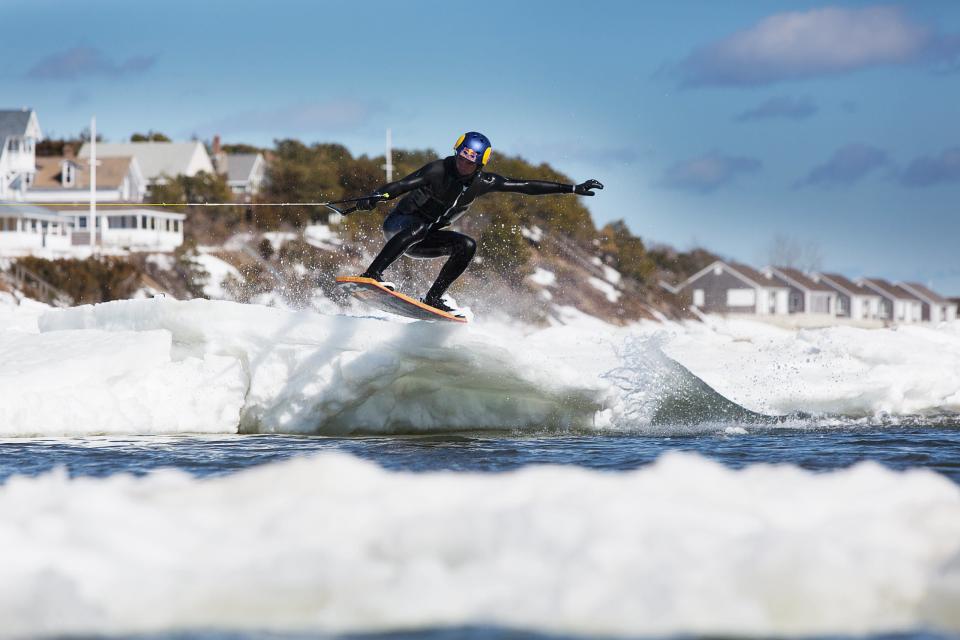 Brian Grubb wakeskating Icebergs. Foto: Brian Nevins/Red Bull Content Pool