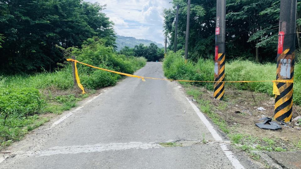 一架AT-3教練機31日上午於高雄岡山基地起飛執行訓練任務時發生事故，駕駛飛官徐大鈞少尉已尋獲但不幸殉職。高雄市消防局在岡山區田厝一路附近發現飛機殘骸和遺體，軍方人員已到場搜救善後，並拉起封鎖線。（高市岡山警分局提供）