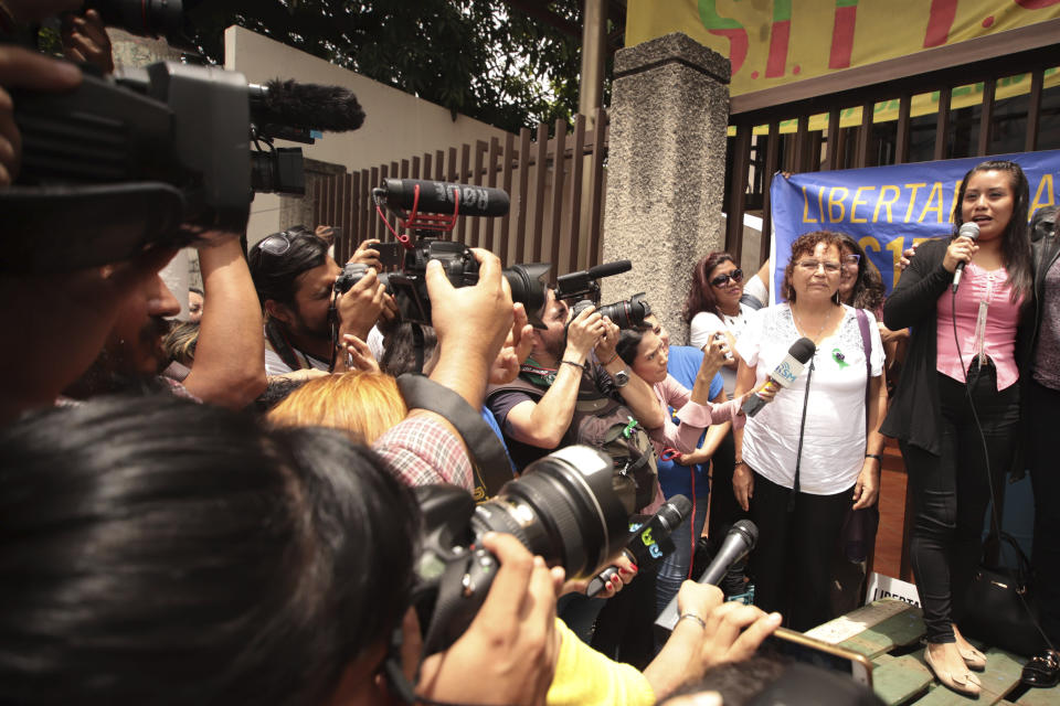 Evelyn Hernandez, de 21 años, habla con la prensa después de haber sido exonerada por cargos de homicidio agravado tras sufrir un aborto extrahospitalario en 2016 en Ciudad Delgado a las afueras de San Salvador, El Salvador, el lunes 19 de agosto de 2019. (AP Foto/Salvador Melendez)