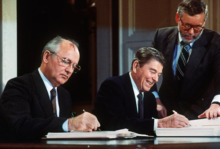 Soviet leader Mikhail Gorbatchev (L) and US President Ronald Reagan sign a treaty eliminating US and Soviet intermediate-range and shorter-range nuke missiles in 1987