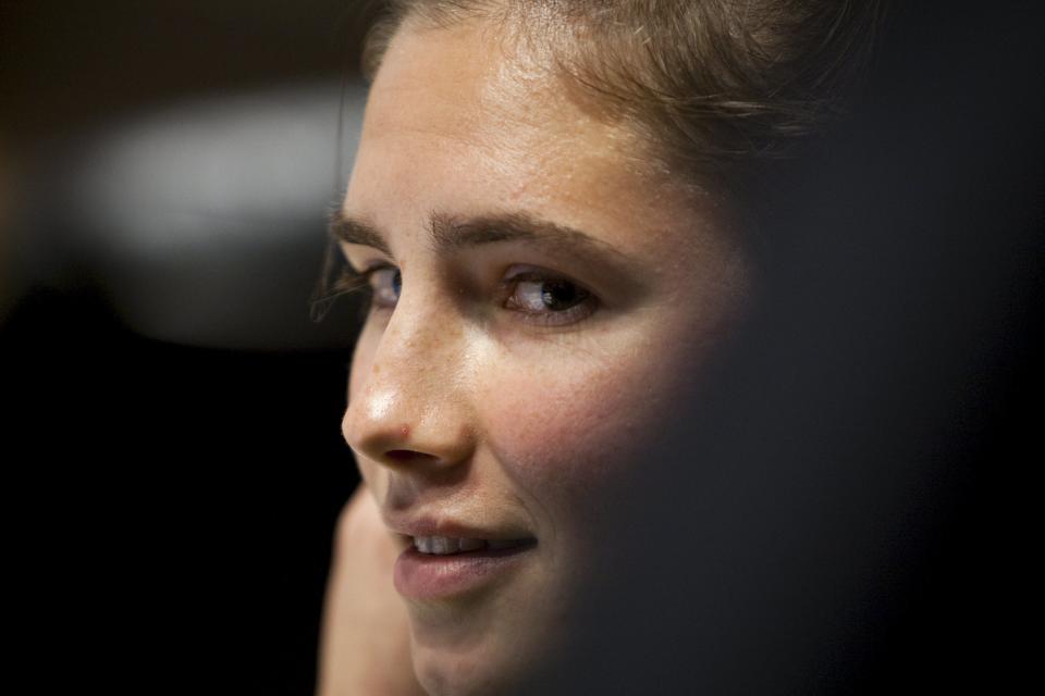 American university student Amanda Knox looks on during a murder trial session in Perugia in this December 3, 2009. Italy's top court on March 27, 2015 annulled the conviction of Knox for the 2007 murder of British student Meredith Kercher and, in a surprise verdict, acquitted her of the charge. REUTERS/Max Rossi/Files