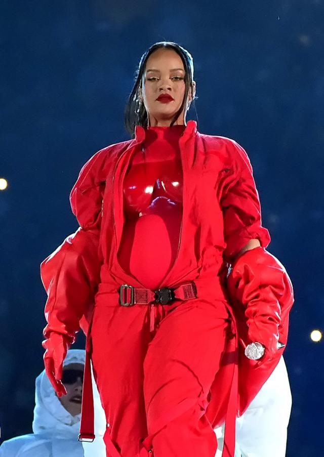 Cara Delevingne flaunts her abs as she lifts her t-shirt ahead of Rihanna's Super  Bowl halftime show