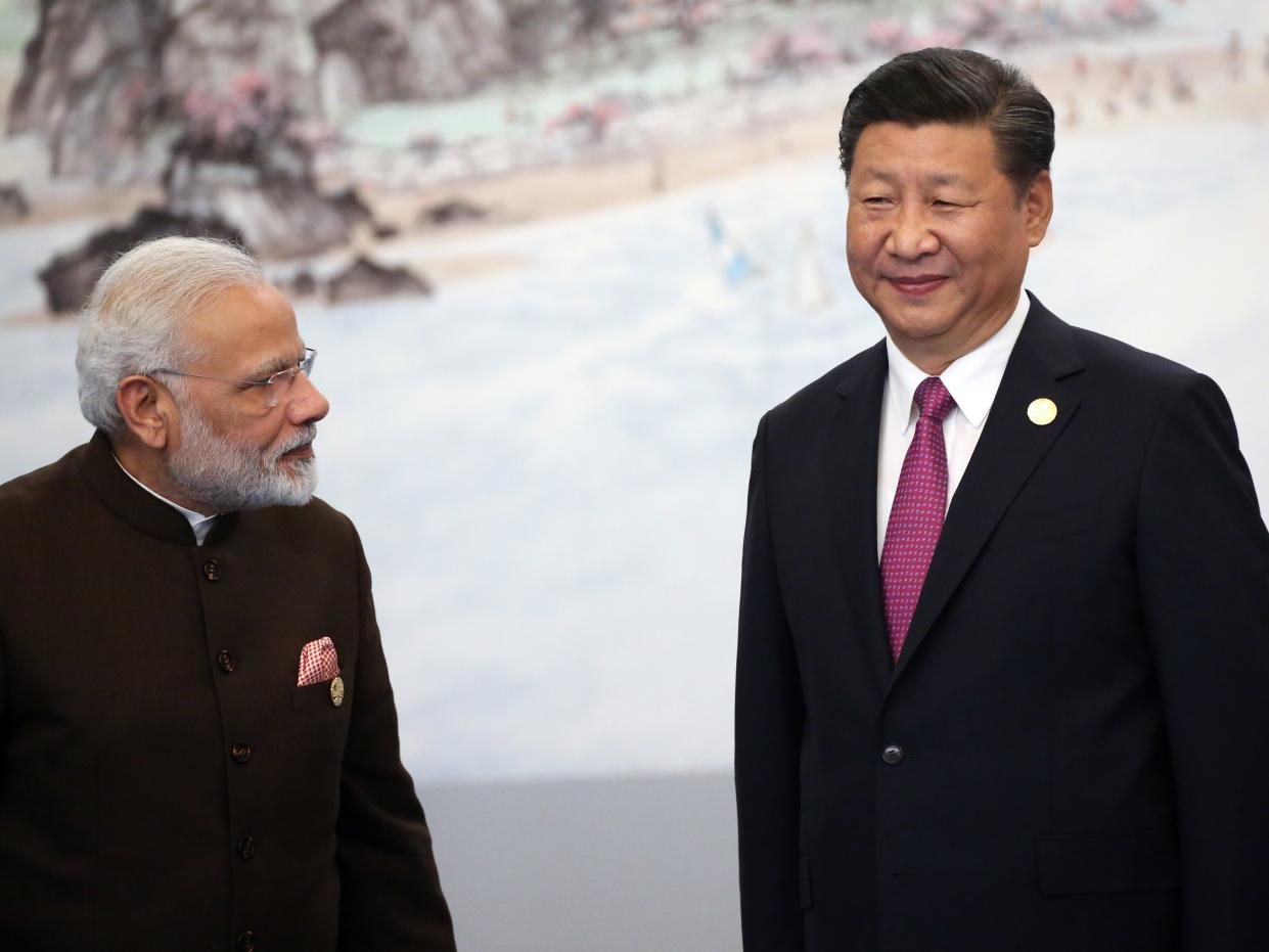 Indian Prime Minister Narendra Modi (R) with Chinese President Xi Jinping (L).