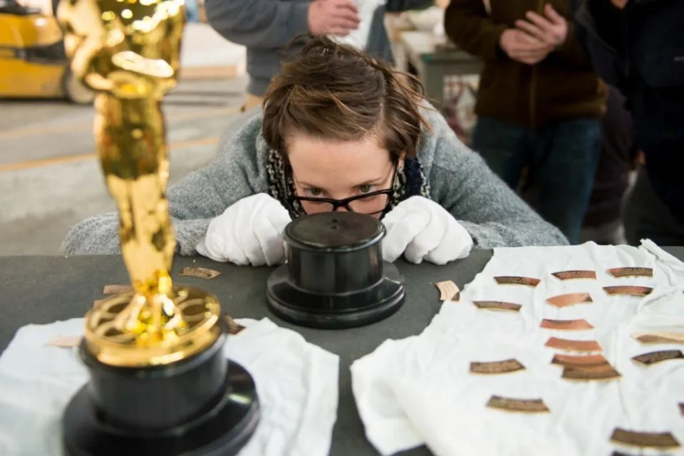 Trabajadores de la fundidora revisan las placas que se ponen en los Oscar. | Polich Tallix