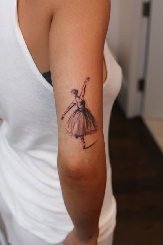 <p><i>Source : Pinterest </i></p><p>La chanteuse a notamment un tatouage de danseuse étoile sur le bras. </p>