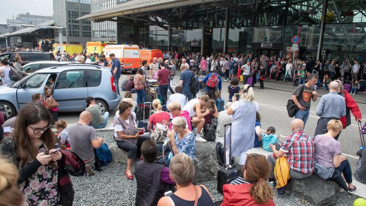 Ein Kurzschluss am Hamburger Flughafen sorgte am Sonntag für Chaos bei der Abfertigung. Auch am Montag wird es noch Störungen geben.