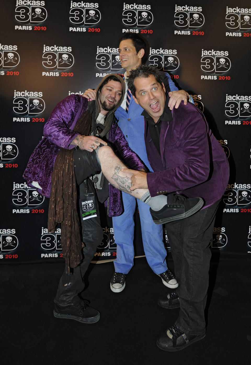 US actors and cast members Johnny Knoxville, centre, and Bam Margera, left, and US director Jeff Tremaine  pose for photographers as they arrive to the Jackass 3D premiere in Paris, Wednesday, Oct. 27,  2010. 