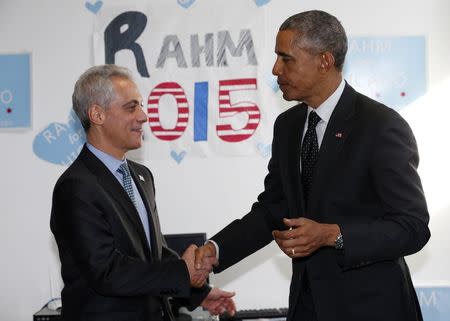 U.S. President Barack Obama and Chicago Mayor Rahm Emanuel shake hands during a stop at a campaign office in Chicago February 19, 2015. REUTERS/Kevin Lamarque