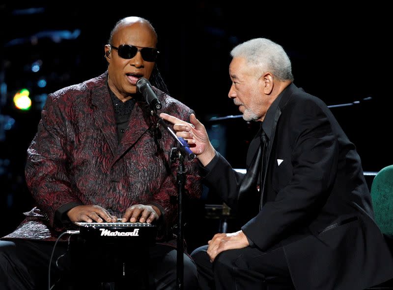 Foto de archivo de Stevie Wonder tocando junto a Bill Withers durante la ceremonia de inducción de Withers al Salón de la Fama del Rock and Roll Hall en 2015 en Cleveland, Ohio