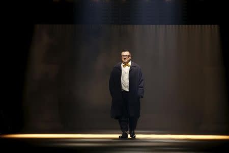 Israeli-American designer Alber Elbaz appears at the end of his Spring/Summer 2016 women's ready-to-wear fashion show for Lanvin in Paris, France, October 1, 2015. REUTERS/Benoit Tessier