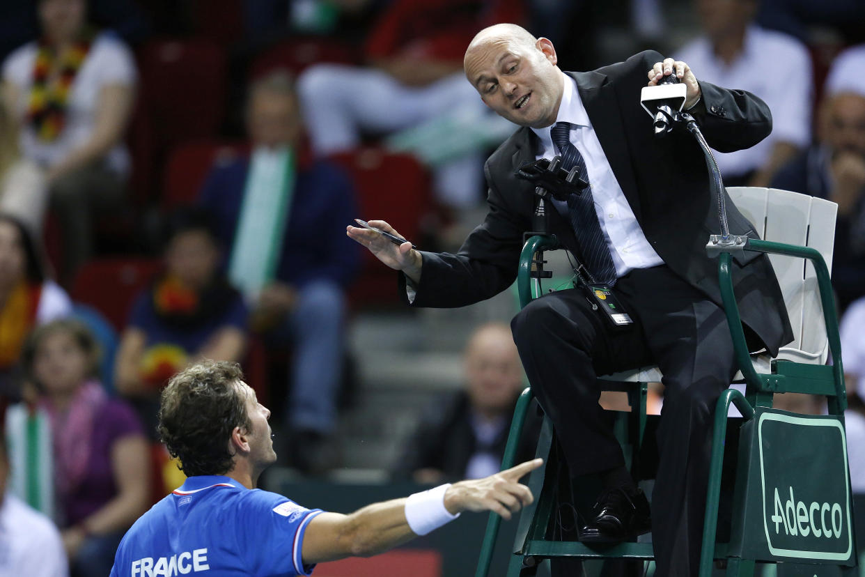 France's Julien Benneteau (L) discusses a point with referee Gianluca Moscarella of Italy during his Davis Cup quarter-final single tennis match against Germany's Tobias Kamke in Nancy, Eastern France, April 4, 2014.    REUTERS/Vincent Kessler (FRANCE - Tags: SPORT TENNIS)