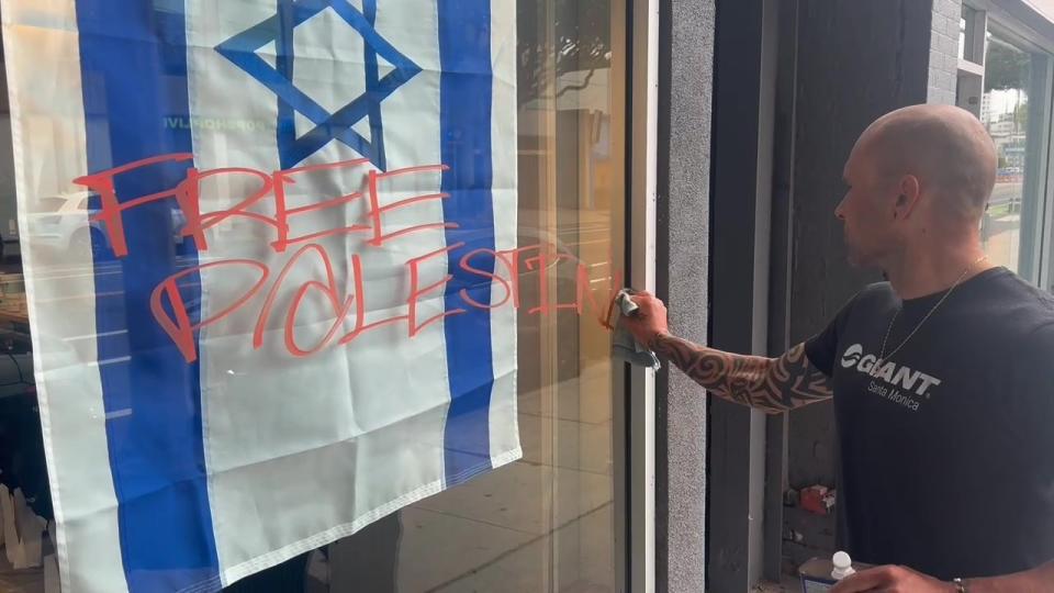 <div>Sundays Cycles, located on Main Street in Santa Monica, found itself the victim of vandalism when its Israeli flag displayed in the window was defaced with graffiti reading "free Palestine."</div>