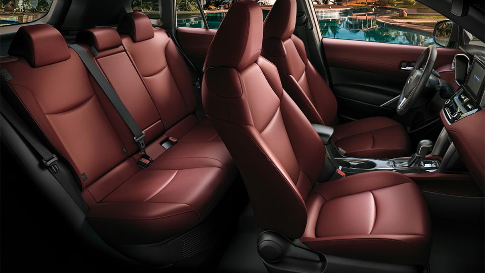 圖／Toyota Corolla Cross內裝大量採用皮質與軟質材質，搭配環艙氣氛照明系統、以及黑色車內頂篷設計，為車室增添豪華與運動的氣息。