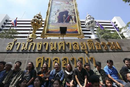 Supporters and friends of Patiwat Saraiyaem and Porntip Mankong sing a song under a picture of Thailand's King Bhumibol Adulyadej, after Saraiyaem and Mankong were sentenced at Bangkok's Criminal Court on charges of lese majeste, February 23, 2015. REUTERS/Damir Sagolj