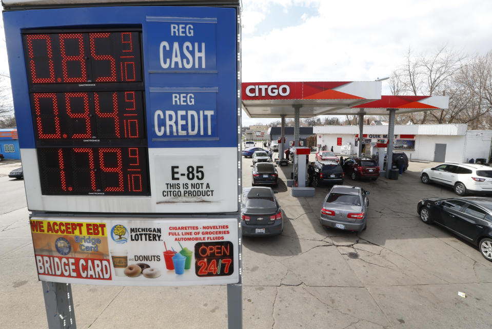 Precios de la gasolina en una estación en Detroit, el 10 de abril de 2020.  (AP /Paul Sancya)