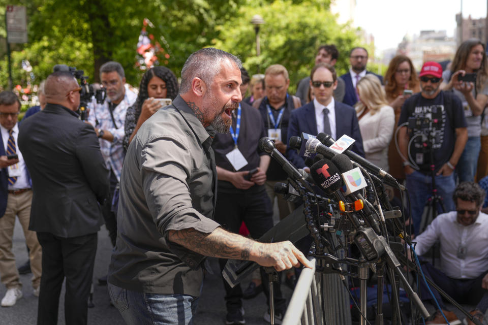 El exagente de la policía de Washington D.C., Michael Fanone, habla con los reporteros en apoyo al presidente Joe Biden, frente al tribunal de Nueva York donde se desarrolla un juicio penal contra el expresidente Donald Trump, el martes 28 de mayo de 2024. (AP Foto/Seth Wenig)