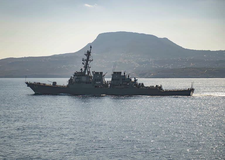 El destructor de misiles guiados USS Carney en la bahía de Souda, Grecia. El buque de guerra estadounidense y múltiples buques comerciales fueron atacados el domingo 3 de diciembre de 2023 en el Mar Rojo.