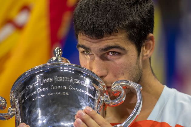 Carlos Alcaraz besa su trofeo en Estados Unidos, el que le lleva a ser número uno del mundo. (Photo: Tim Clayton - Corbis via Getty Images)