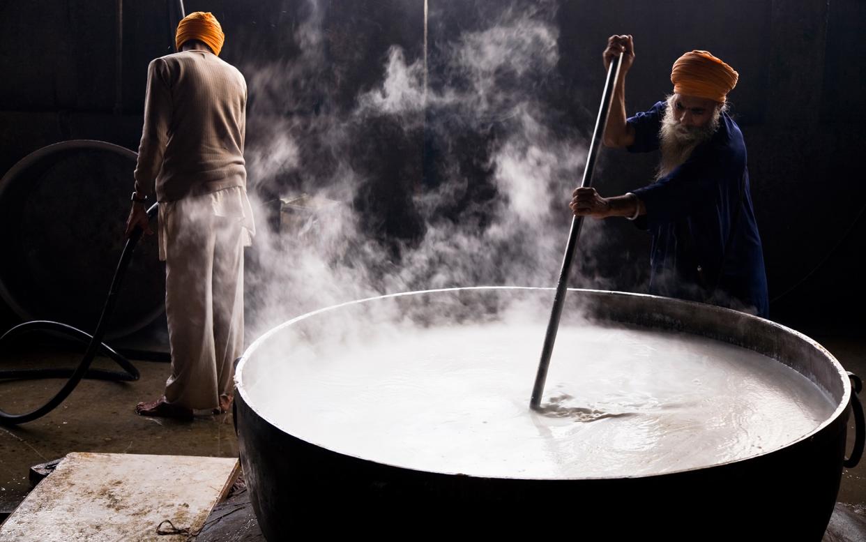 A cook at the Golden Temple in Amritsar, India - © Christopher Pillitz / 2007