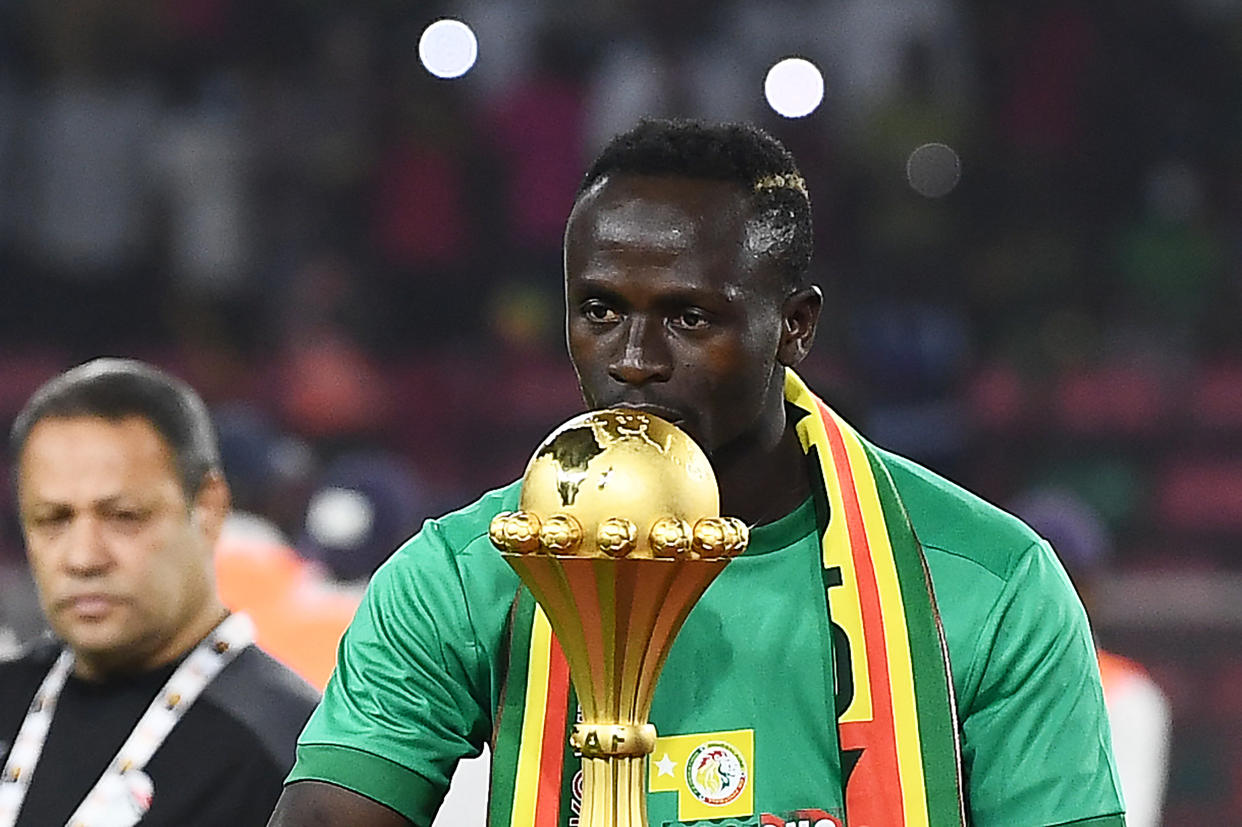 Mané celebra, después de coronarse campeón de África por primera vez con Senegal