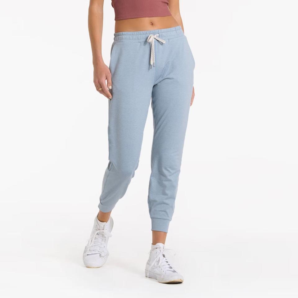 Vuori Performance Joggers, best gifts for mom