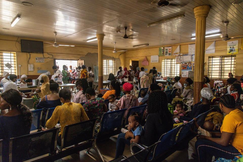 Mothers wait to have their children vaccinated at a health centre in Ikorodu (Yagazie Emnezi/Save The Children)