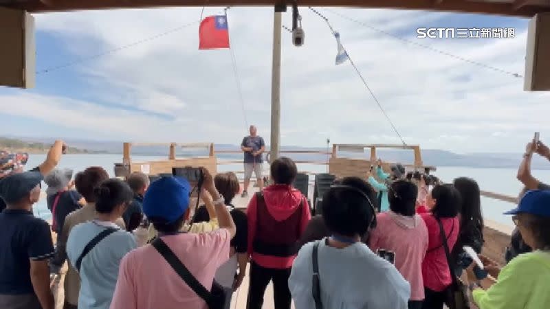 旅客回途中碰上國慶日，在船上升旗、唱國歌。