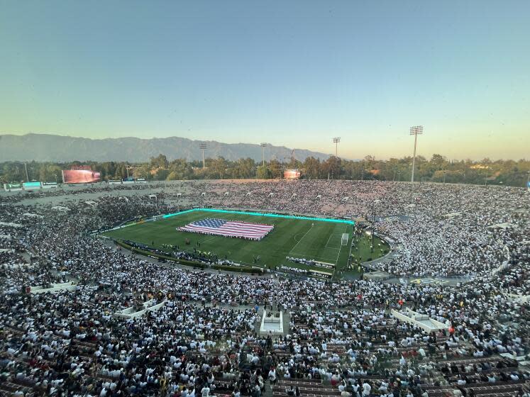 El Rose Bowl de Pasadena no se llenó pero tuvo una buena entrada de más e 70,000 aficionados.