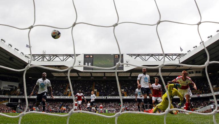 Fulham's English midfielder Steve Sidwell (R) scores their first goal to equalise during the English Premier League football match between Tottenham Hotspur and Fulham at White Hart Lane in north London on April 19, 2014