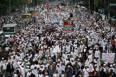 Hardline Muslim groups protest against Jakarta's incumbent governor Basuki Tjahaja Purnama, an ethnic Chinese Christian running in the upcoming election, in Jakarta, Indonesia, October 14, 2016. REUTERS/Darren Whiteside