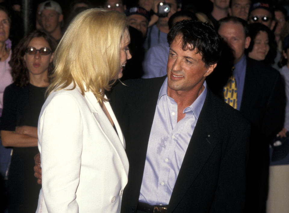 Cathy Moriarty y Sylvester Stallone durante el estreno de 'Cop Land' en la ciudad de Nueva York en el Teatro Ziegfeld en la ciudad de Nueva York, Nueva York, Estados Unidos. (Foto de Ron Galella/Colección Ron Galella a través de Getty Images)