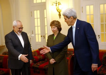 U.S. Secretary of State John Kerry (R) and Iranian Foreign Minister Javad Zarif (L) prepare to shake hands, as EU envoy Catherine Ashton watches, before a meeting in Vienna November 20, 2014. REUTERS/Leonhard Foeger
