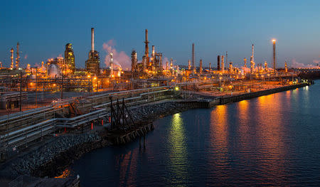 FILE PHOTO: The Philadelphia Energy Solutions oil refinery owned by The Carlyle Group is seen at sunset in Philadelphia March 26, 2014. Picture taken March 26, 2014. REUTERS/David M. Parrott/File Photo