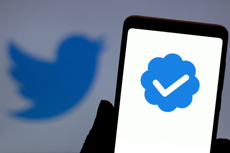 Ya es posible verificar cualquier cuenta de Twitter pagando 8 dólares por mes; la insignia es idéntica al otro tipo de verificación para cuentas notables, por lo que abundan las cuentas falsas