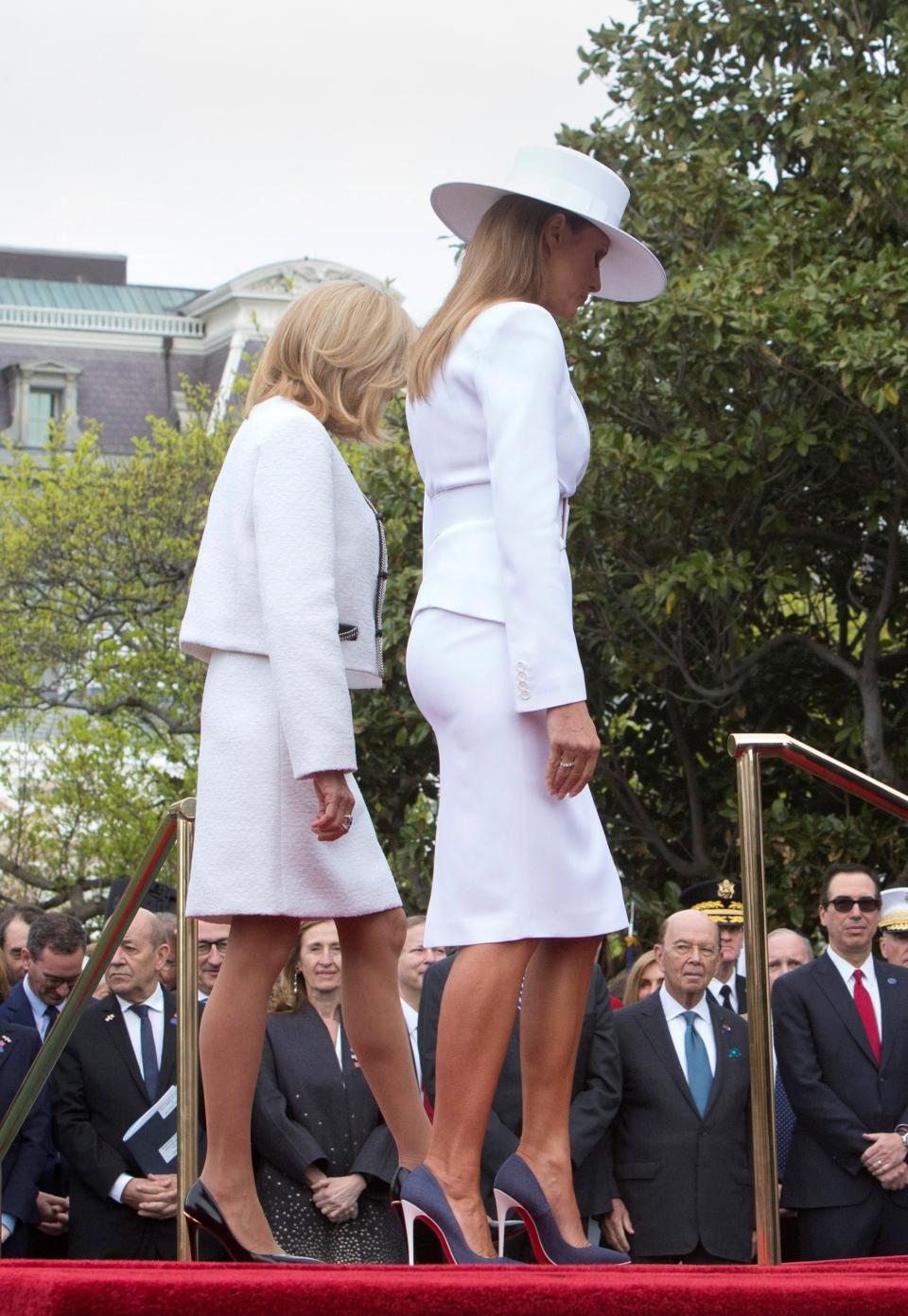 La primera dama estadounidense, Melania Trump (d), y la mujer del presidente galo, Brigitte Macron (i), durante una ceremonia de bienvenida en la Casa Blanca. EFE/ Chris Kleponis POOL