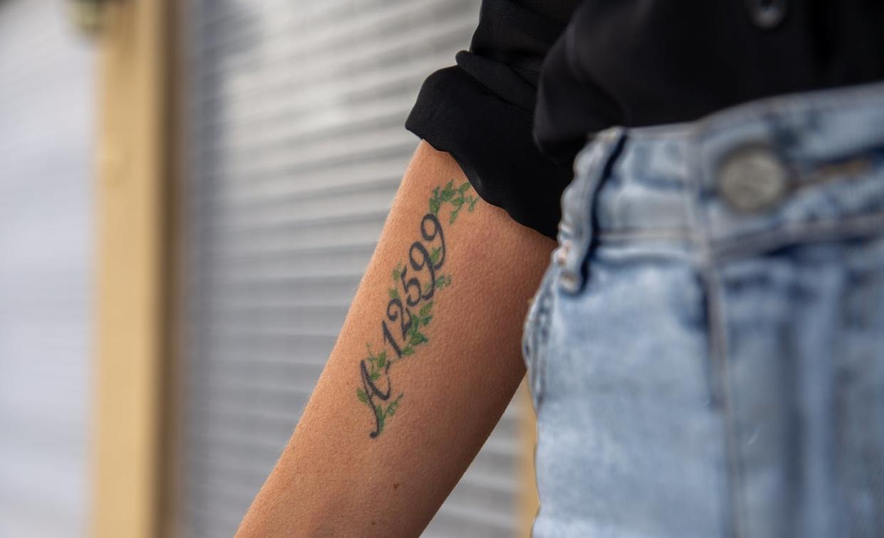 Orly Weintraub Gilad con el número de Auschwitz de su abuelo, A-12599, tatuado en el brazo. John Jeffay para The Conversation