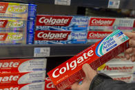 <p>Seife, Kerzen und Stärkemittel bildeten anfangs das Sortiment der Firma Colgate. 1873 kam dann die erste Zahnpasta des Unternehmens auf den Markt, Seifen und Shampoos wurden etwas später unter dem Namen Palmolive verkauft. (Foto: ddpimages) </p>