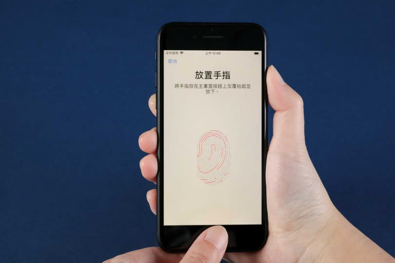 Touch ID指紋辨識功能在第2代iPhone SE重現，即使戴著口罩也能解鎖。（圖／馬景平攝）