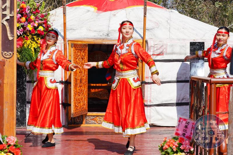 耐斯集團旗下松田崗蒙古渡假村今日舉行開幕酒會，現場還有歌舞表演。